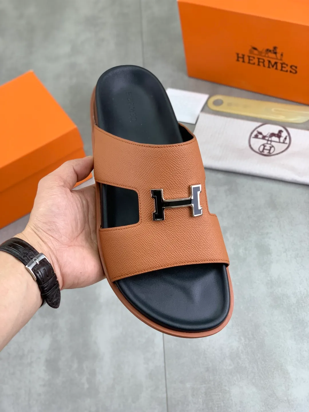 Men's shoes 💰P440 New [HERMES] high-end quality new Hermès slippers, made of imported calfskin, wear-resistant and non-slip rubber outsole. Fashionable and elegant code number: 39-44 (38 45 46 customized)